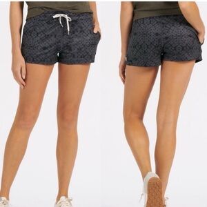 Vuori Halo Performance Shorts Charcoal Shibor print